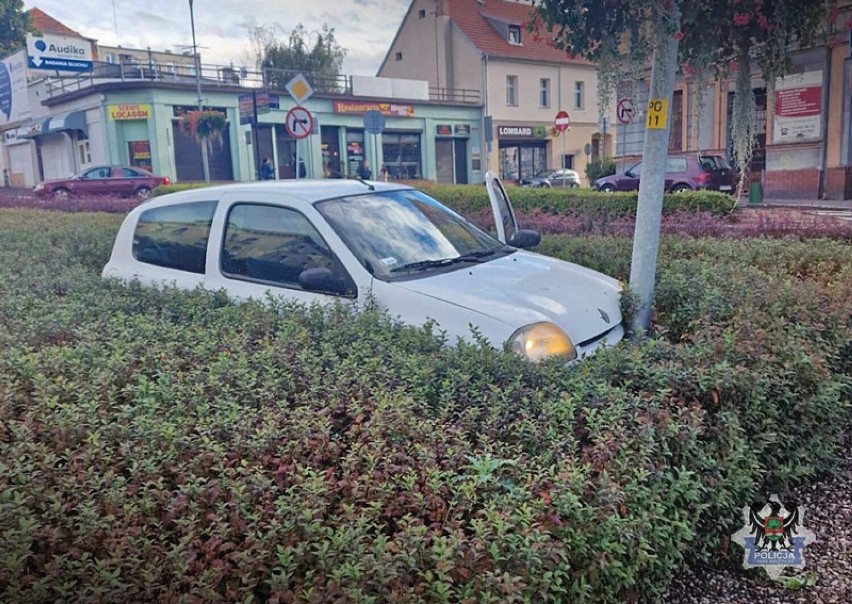 Mistrz parkowania ekstremalnego zaparkował samochód w centrum miasta na klombie