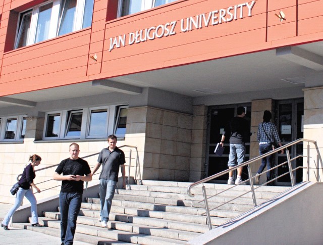 Po remoncie elewacji pojawił się napis Jan Długosz University.