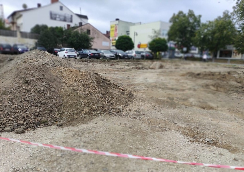 Rozpoczęła się budowa parkingu w centrum Końskich. Kierowcy od lat na to czekają