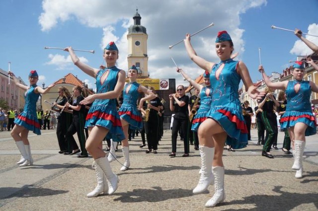 X Międzynarodowa Prezentacja Mażoretek, Tamburmajorek i Cheerleaderek  POM-PA 2017. 10 i 11 czerwca.

Przyjdź na Plac Piłsudskiego (przy Teatrze Dramatycznym) w Białymstoku i zobacz niemal 300 uczestników z Podlasia, a także całej Polski i Białorusi.

Widowiskowa i kolorowa Impreza jest konkursową prezentacją zespołów wykorzystujących w swojej pracy rekwizyty w postaci pałeczki mażoretkowej, pomponu i buławy. Prezentacje mają rangę Mistrzostw Polski Regionu Połnocno-Wschodniego, z jednoczesną kwalifikacją do Mistrzostw Europy i Mistrzostw Świata. 

W trakcie zmagań  konkursowych prowadzone będzie równolegle współzawodnictwo drużynowe Turniej Gold Team.

Program: 

* 10 czerwca  (sobota) o godz. 17.00  - koncert promocyjny zaproszonych zespołów - na Placu


 Marszałka Józefa Piłsudskiego;

* 11 czerwca (niedziela) w  godz.8.30 - 20.00 impreza główna:

Godz. 08.30 -10.50  - Próby sytuacyjne na scenie oraz defilada,

Godz. 11.00 - 11.50   - Prezentacje konkursowe przedszkolaków,

Godz.  12.00 - 12.30  - Uroczyste otwarcie POM-PY 2017,

Godz. 12.45 - 13.30   - Defilada - prezentacje konkursowe, 

Godz. 13.30 - 19.00   - Estrada - prezentacje konkursowe 

Godz.19.00 - 19.30   - koncert taneczny zaproszonych zespołów

Godz.19.30 - 20.00   - ogłoszenie wyników.

Natomiast jeszcze do 11czerwca 2017 r. na Rynku Kościuszki można oglądać wystawę zdjęć POM-PA 2017 - XII LAT.