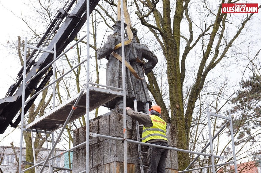 Demontaż Pomnika Braterstwa Broni w parku przy ul. Mickiewicza [AKTUALIZACJA]