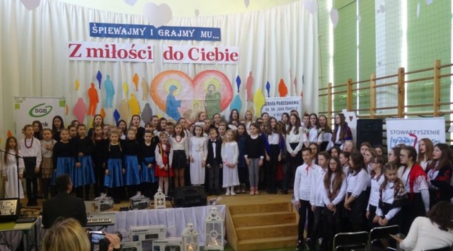 140 młodych artystów wzięło udział w Międzyszkolnym Konkursie Kolęd i Pastorałek w Koźminku