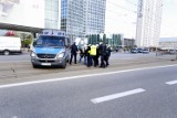 Kradzież w Warszawie. Nieznani sprawcy wyrwali mężczyźnie torbę z pieniędzmi i uciekli. Policja poszukuje sprawców