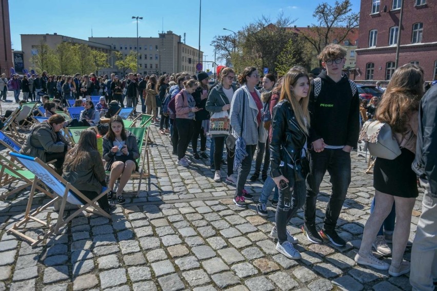 Długa kolejka przed Starym Browarem po darmowe lody. Rozdadzą ich w sumie aż 10 tysięcy! [ZDJĘCIA]