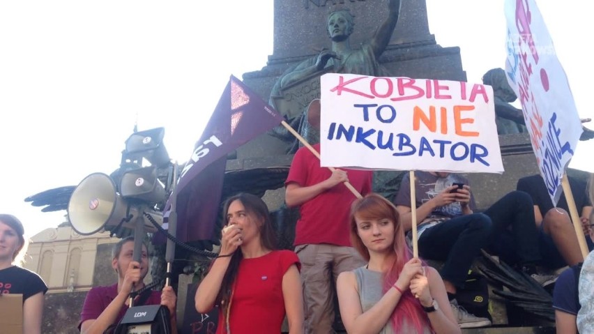 Kraków. Dziewuchy protestowały na Rynku Głównym [ZDJĘCIA]