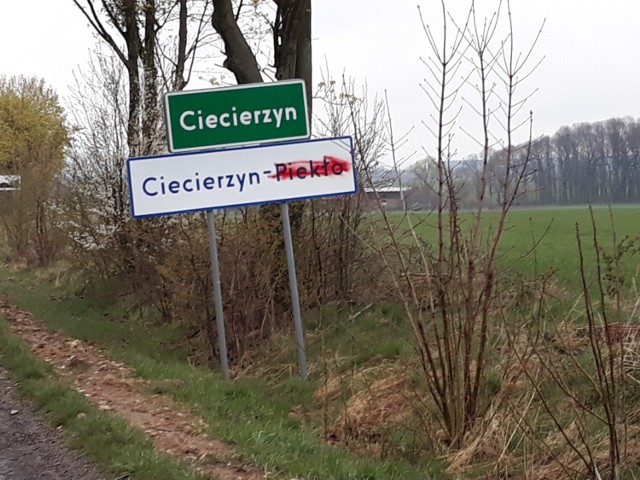Mieszkańcy Ciecierzyna walczą, by tablica z nazwą "Piekło" zniknęła z ich wioski.