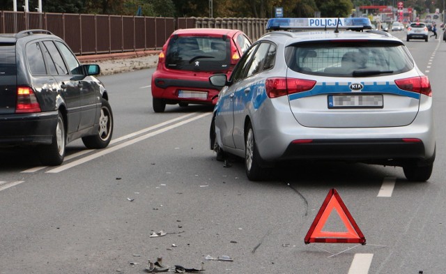 Na ul. Chełmińskiej w Grudziądzu doszło do kolizji trzech aut. Spowodowała ją policjantka kierująca radiowozem jadącym na sygnałach.