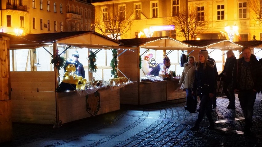 Fireshow podczas Jarmarku Bożonarodzeniowego w Gnieźnie [FOTO, FILM]