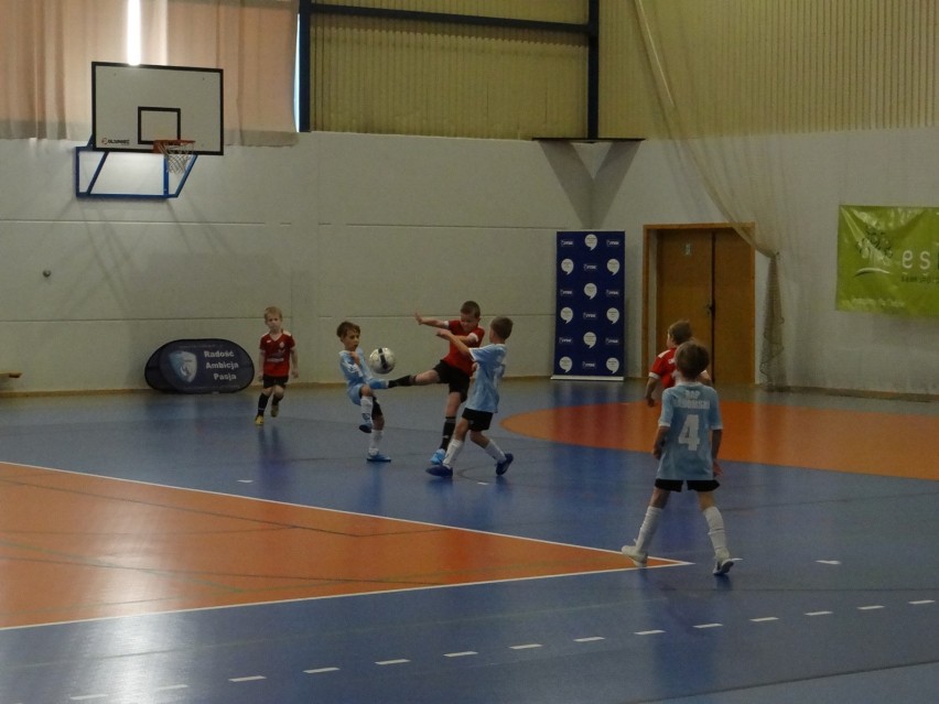 Drugi dzień ESBANK CUP w Radomsku, grają piłkarze z rocznika...