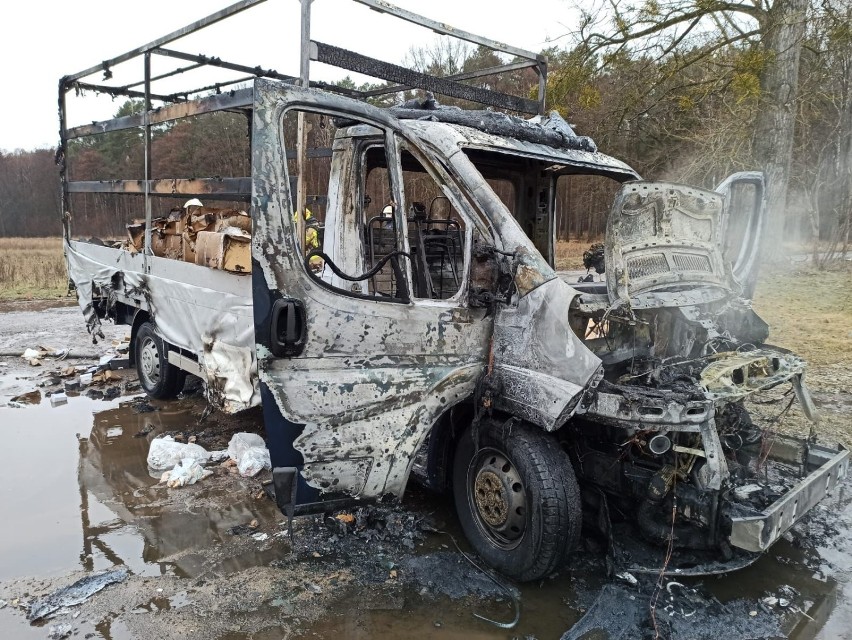 Miedzichowo. Pożar samochodu dostawczego w Lubieniu. Auto całkowicie spłonęło 