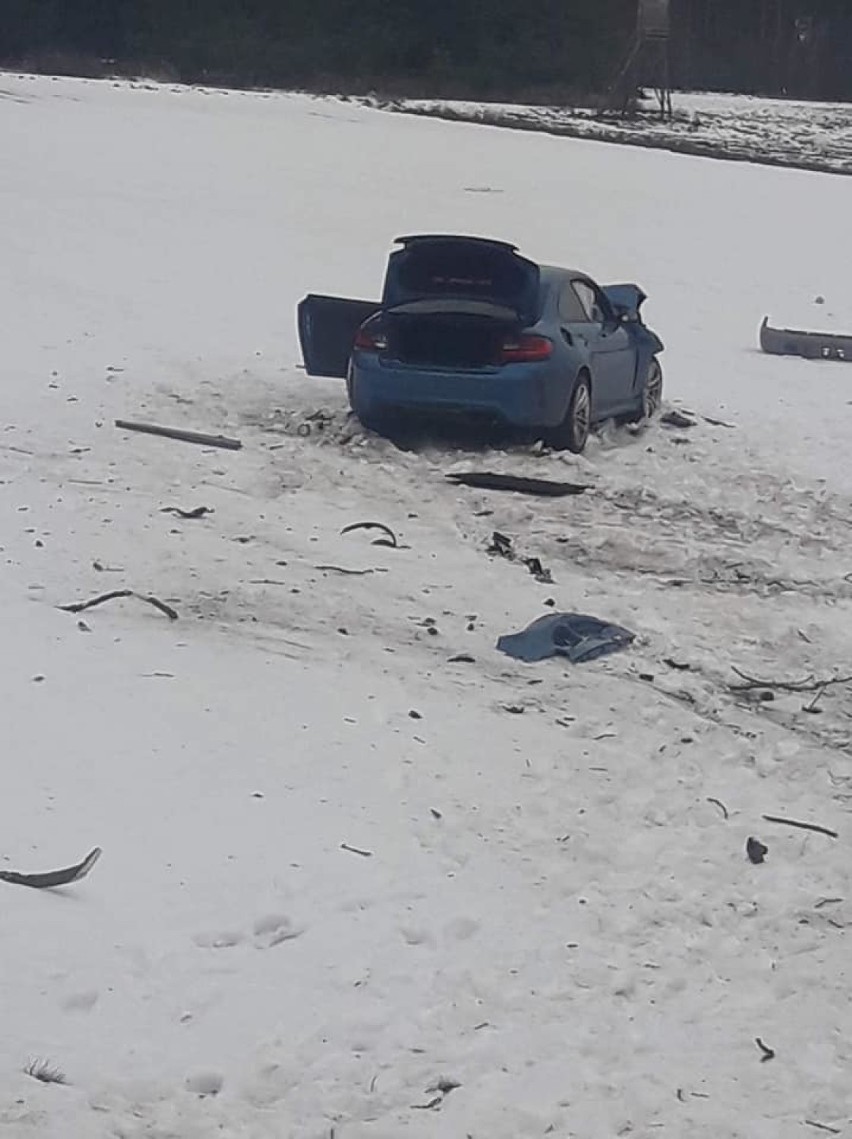 Groźny wypadek! Subaru rozpadło się po zderzeniu