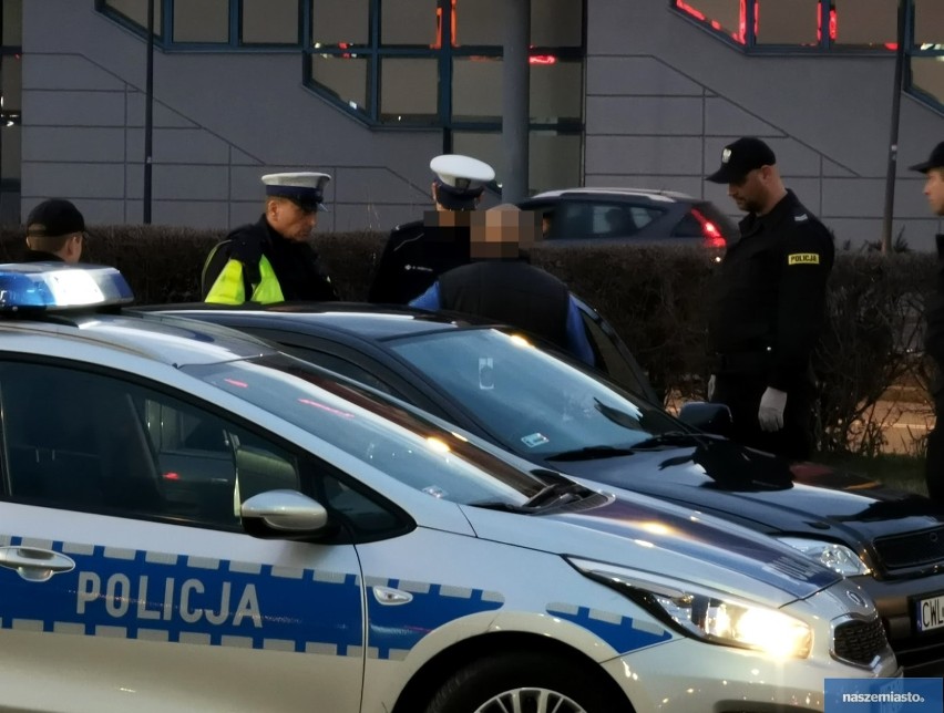 Akcja policji na ulicy Witosa we Włocławku. Zatrzymanie pijanego kierowcy [zdjęcia]