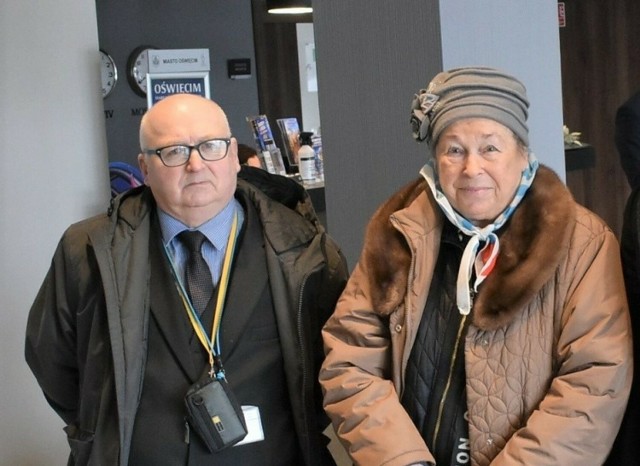 Barbara Wojnarowska-Gautier, była więźniarka Auschwitz-Birkenau od 2005 r. zawsze uczestniczy w obchodach wyzwolenia. Obok Marek Księżarczyk, prezes oświęcimskiego Oddziału TOnO Pamięć o Auschwitz
