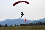 Lądowali na plaży i przy figurze Chrystusa. 100 skoków na 100-lecie Niepodległości [ZDJĘCIA]