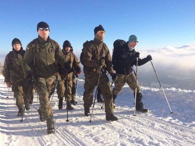 Jazda na nartach i skuterach oraz mordercze nocne marsze  - tak wyglądało szkolenie żołnierzy 17. Wielkopolskiej Brygady Zmechanizowanej w górach Beskidu Śląskiego.