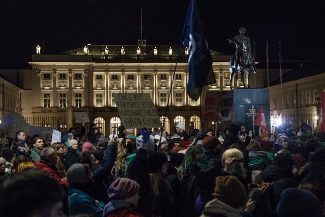 Strajk Kobiet wyszedł na ulice. Protest pod Pałacem Prezydenckim i biurem Polski 2050