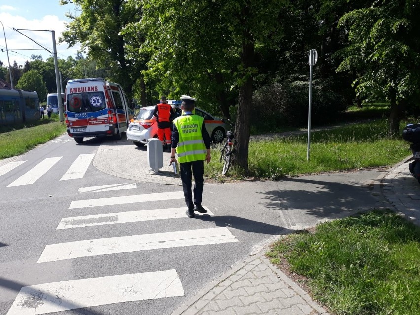 Wrocław. Na Popowickiej tramwaj potrącił rowerzystę [ZDJĘCIA]