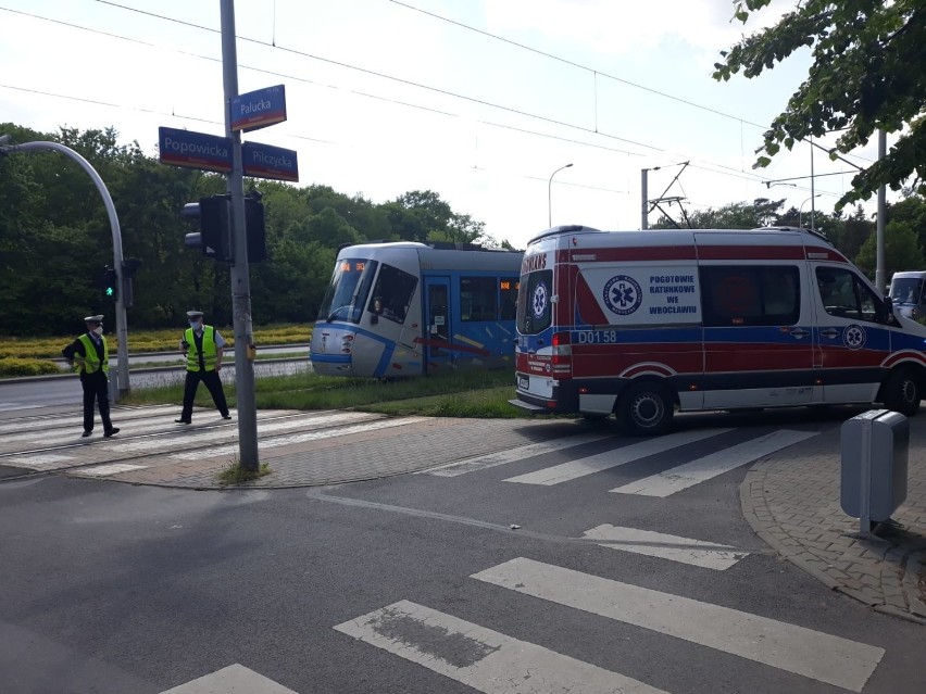 Wrocław. Na Popowickiej tramwaj potrącił rowerzystę [ZDJĘCIA]