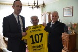 Pan Stanisław ma 107 lat. Już nie biega, ale za to dużo spaceruje