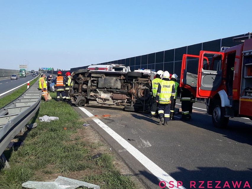 Dachowanie na A4 koło Bochni, 2 osoby zostały ranne. Policja szuka kierowcy - zniknął bez śladu [NOWE ZDJĘCIA]