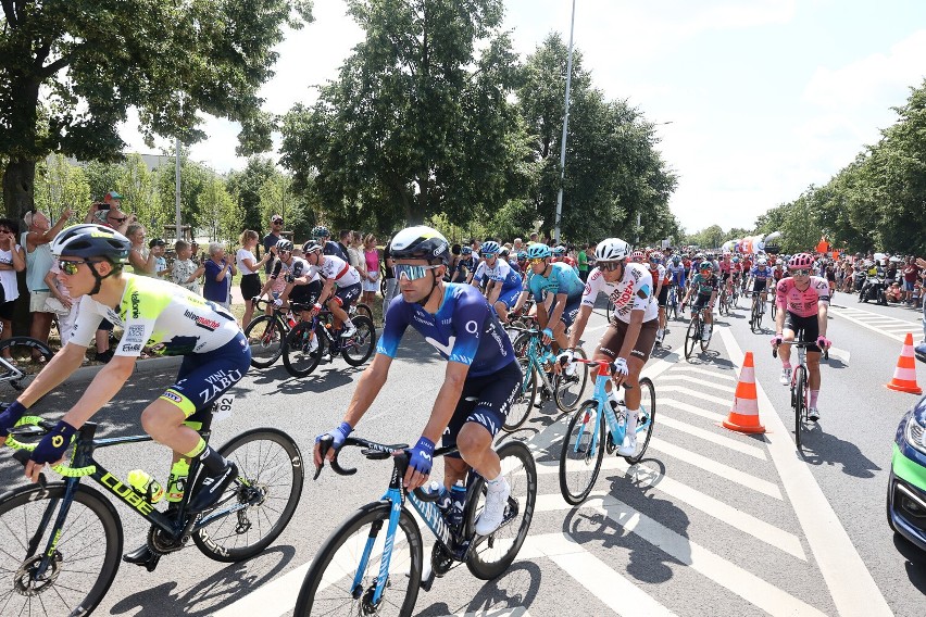 Kolarze  z Tour de Pologne wystartowali z Leszna do Karpacza. Tłumy widzów na starcie