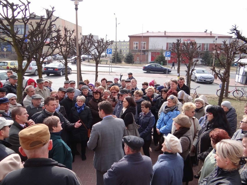 Działoszyn: Mieszkańcy przyszli pod ratusz. Było gorąco [ZDJĘCIA]