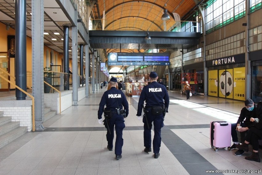 Zapytaliśmy się wrocławskich policjantów, na jakie zarobki...