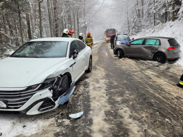 Do wypadku doszło w lesie pomiędzy Joninami i Swoszową, na zaśnieżonej drodze powiatowej