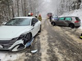 Wypadek pod Tarnowem. Zderzenie dwóch samochodów na granicy gmin Ryglice i Szerzyny [ZDJĘCIA]