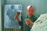 Artysta z Bolesławca kończy rzeźbić patrona strażaków, kominiarzy i hutników