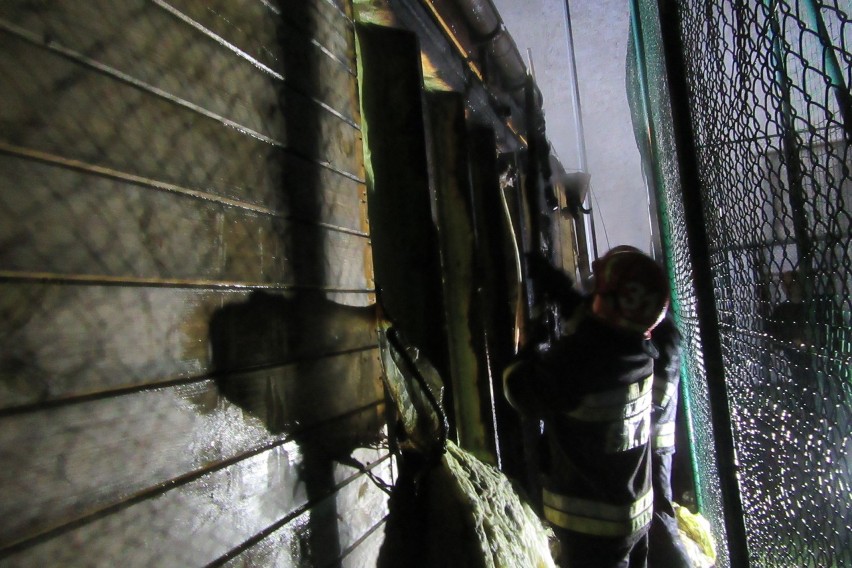 Strażacy zostali zaalarmowani o płonącym obiekcie w...