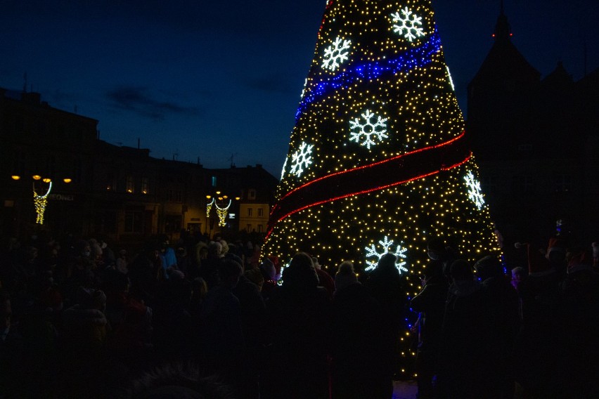 Świąteczny klimat w Darłowie. Piękna choinka na placu Kościuszki 