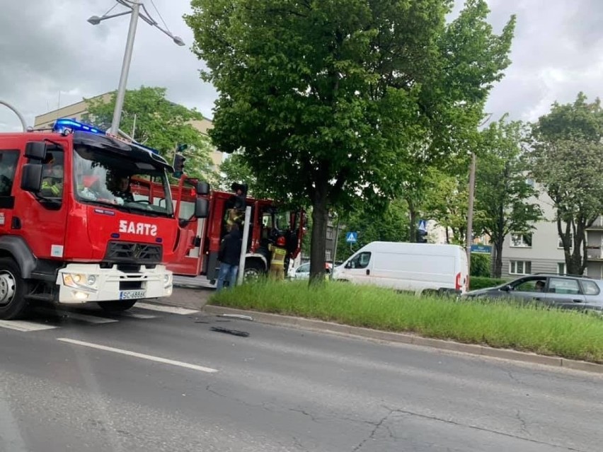 Wypadek wozu strażackiego w Częstochowie, w alei Jana Pawła II. Ranny strażak trafił do szpitala
