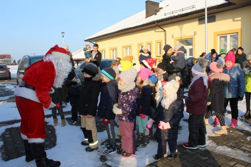 Święty Mikołaj odwiedził dzieci w Sadowie. Pomagali mu...