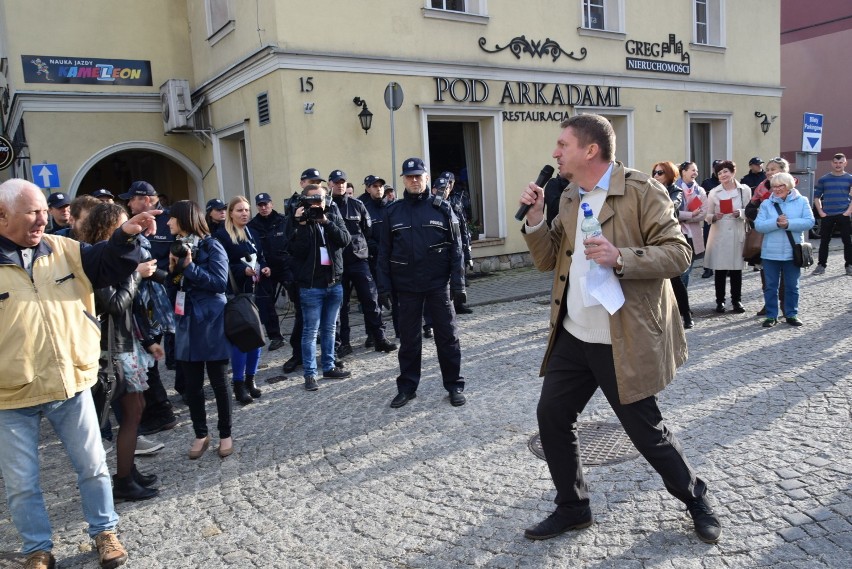 Grupa mieszkańców postanowiła wyrazić swoje niezadowolenie z...