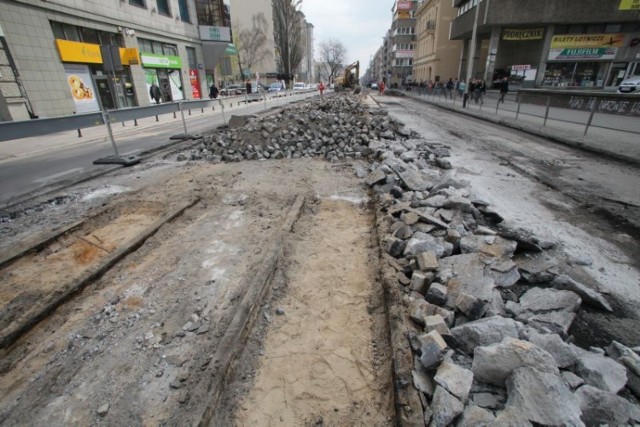 Na ul. Piotrkowskiej podczas prac odkryto stare torowisko tramwajowe, które wyłączono z eksploatacji w 1960 r.