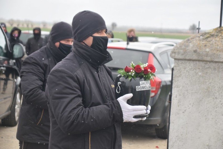 Ostatnie pożegnanie Jacka Gomólskiego. Były zawodnik Startu został pochowany na cmentarzu w Ułanowie