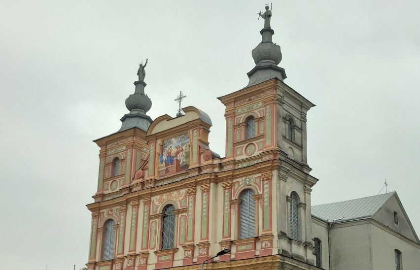 Można już podziwiać unikatową barokową polichromię na elewacji frontowej kościoła w Krasnymstawie. Zobacz zdjęcia