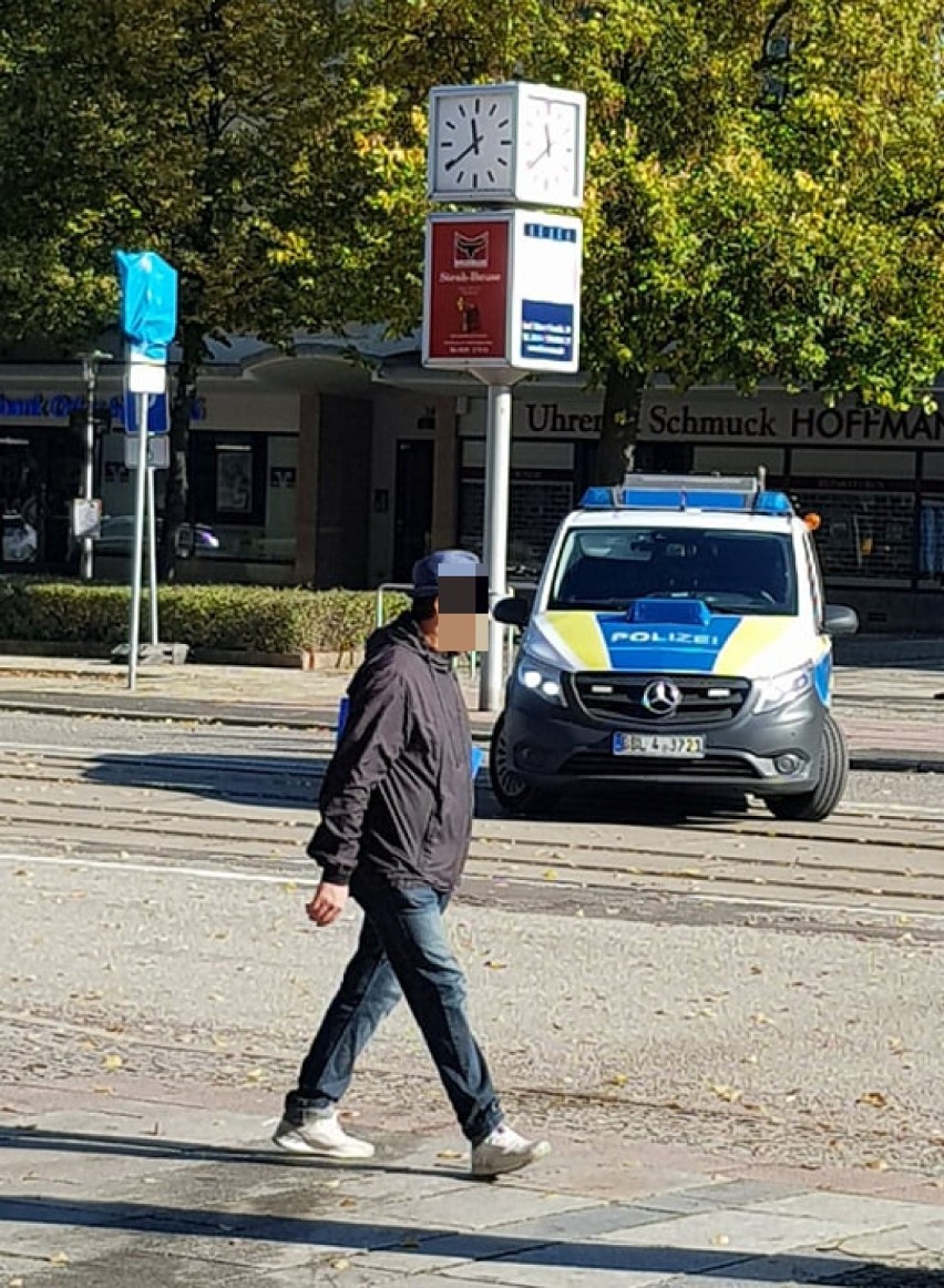Jak informują nas Czytelnicy, policja niemiecka nie wpuszcza...
