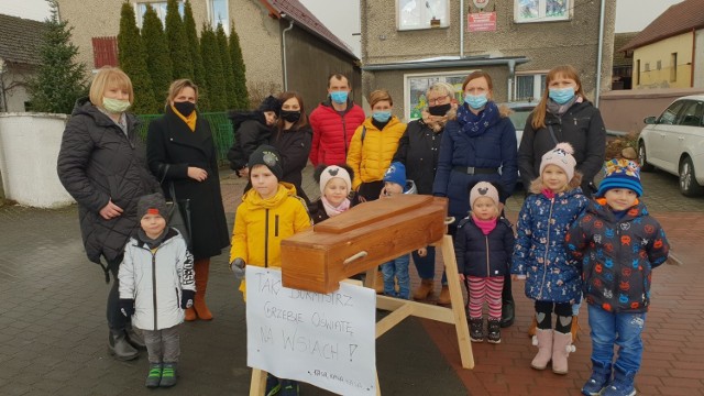 W marcu br. w proteście przeciwko szykowanym zmianom w szkole i zamknięciu przedszkola, mieszkańcy Rozmierki przeszli przez wieś z trumną. Był to symboliczny pogrzeb oświaty. Ostatnia decyzja kuratora jest zgodna z oczekiwaniami mieszkańców.