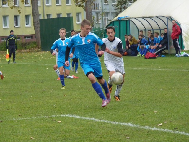We wtorkowe popołudnie rozegrane zostały małe derby Koszalina w rozgrywkach Wojewódzkiej Ligi Trampkarzy.
