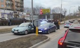 Pościg ulicami Suwałk. Policyjny radiowóz uszkodzony