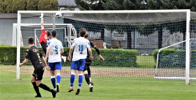 Keeza IV liga małopolska Unia Oświęcim - Beskid Andrychów 1:2. Na zdjęciu: bramkarz oświęcimian Eryk Adamski kapituluje po strzale Mariusza Sobali z rzutu wolnego