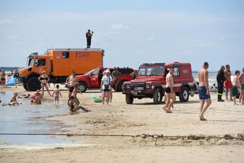 Horror w Jantarze: gdy ratowano niedoszłych topielców, plażowicze beztrosko wchodzili do wody!