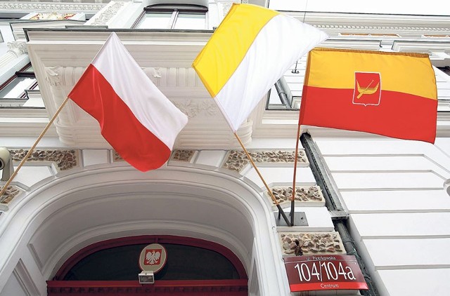 W piątek na Urzędzie Łodzi w rocznicę śmierci Jana Pawła II &#8211; honorowego obywatela Łodzi &#8211; powiewały trzy flagi: państwowa, papieska i miejska.