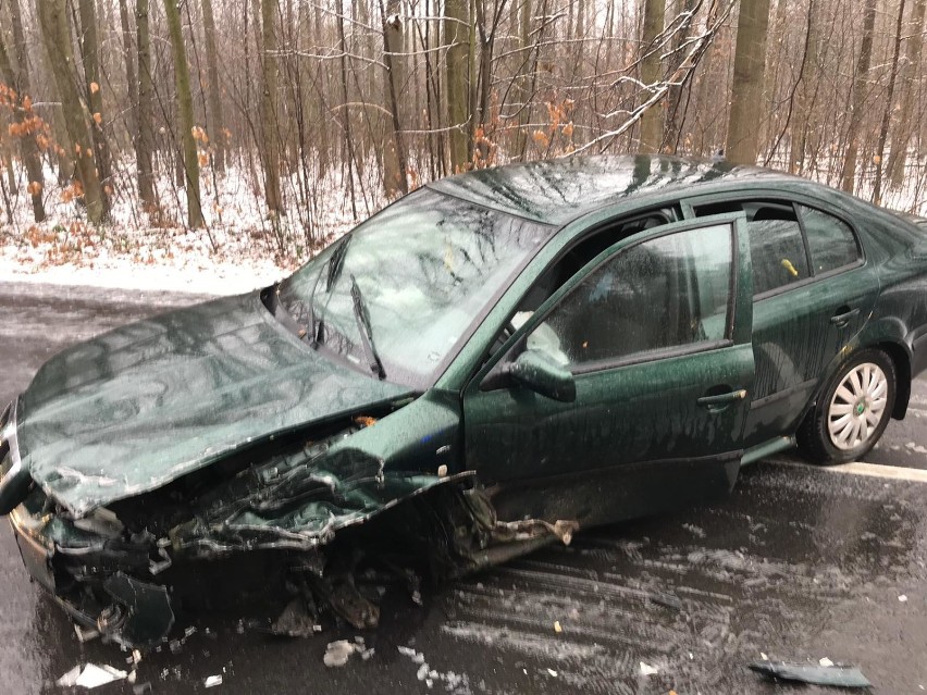 Wypadek w Choszczewie w gminie Szadek. Zderzenie dwóch aut [zdjęcia]