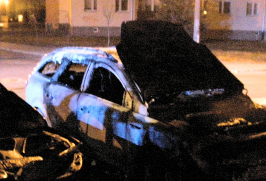 Pożar samochodów w Malborku na ul. Michałowskiego. Policja bada przyczynę