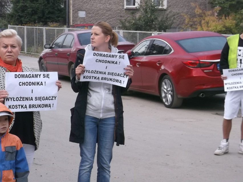 Mieszkańcy Zakrzowa protestują i blokują ulicę (ZDJĘCIA)