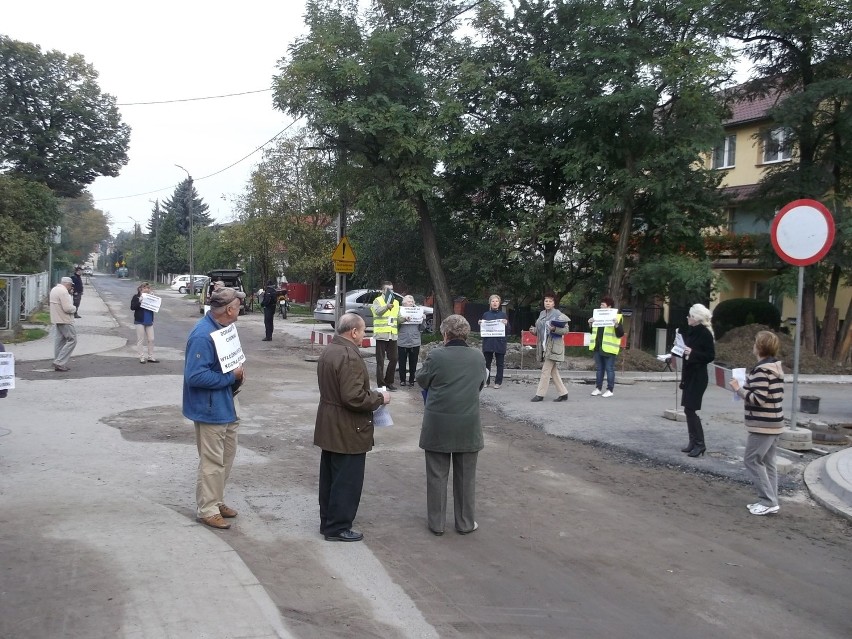 Mieszkańcy Zakrzowa protestują i blokują ulicę (ZDJĘCIA)