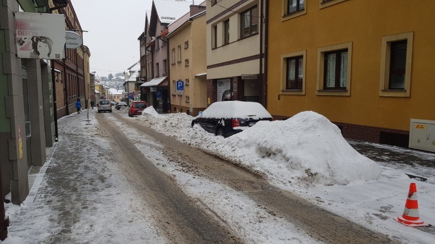 Śnieg zalegających na ulicach w Bochni zajmuje wiele miejsc...